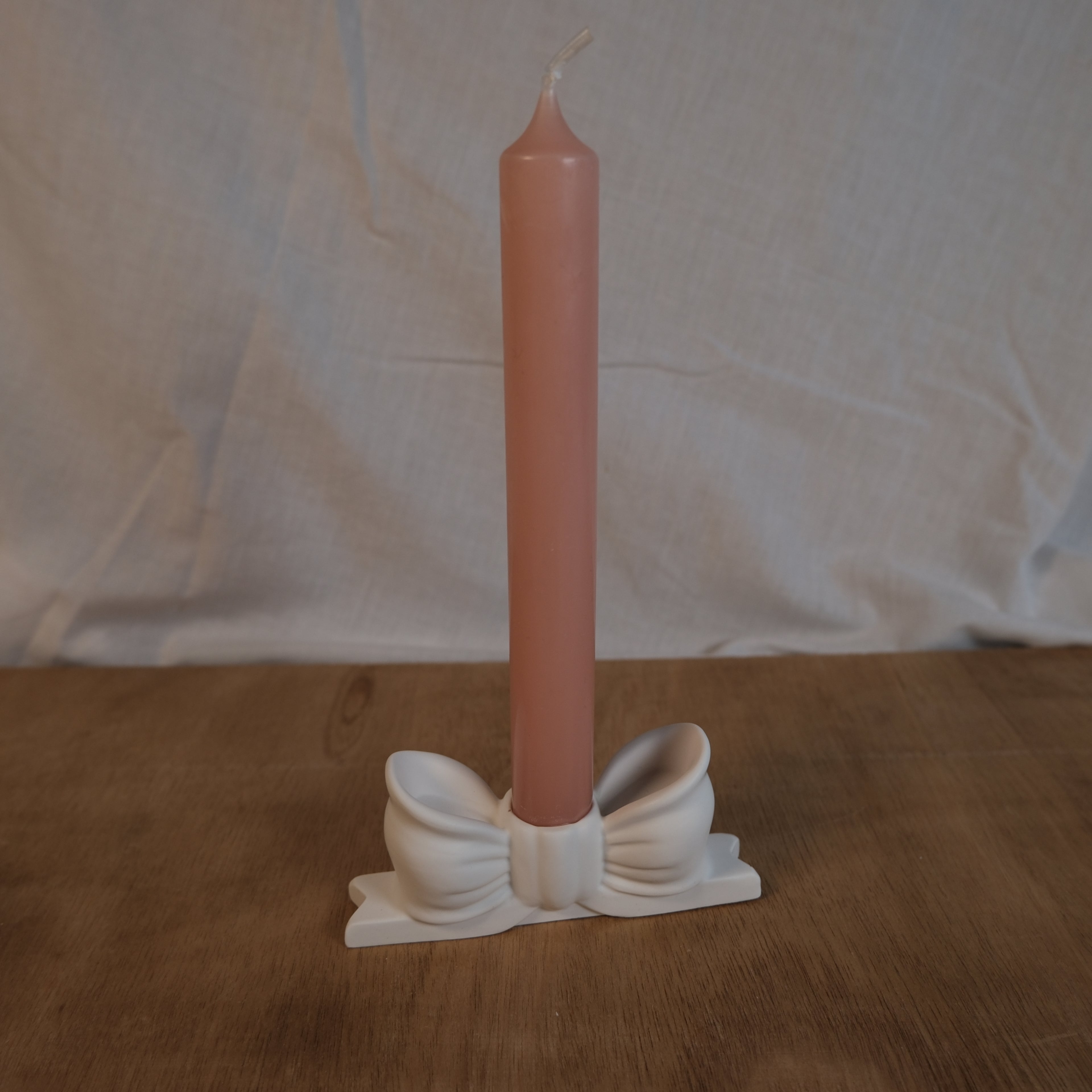 Bow candlestick holder