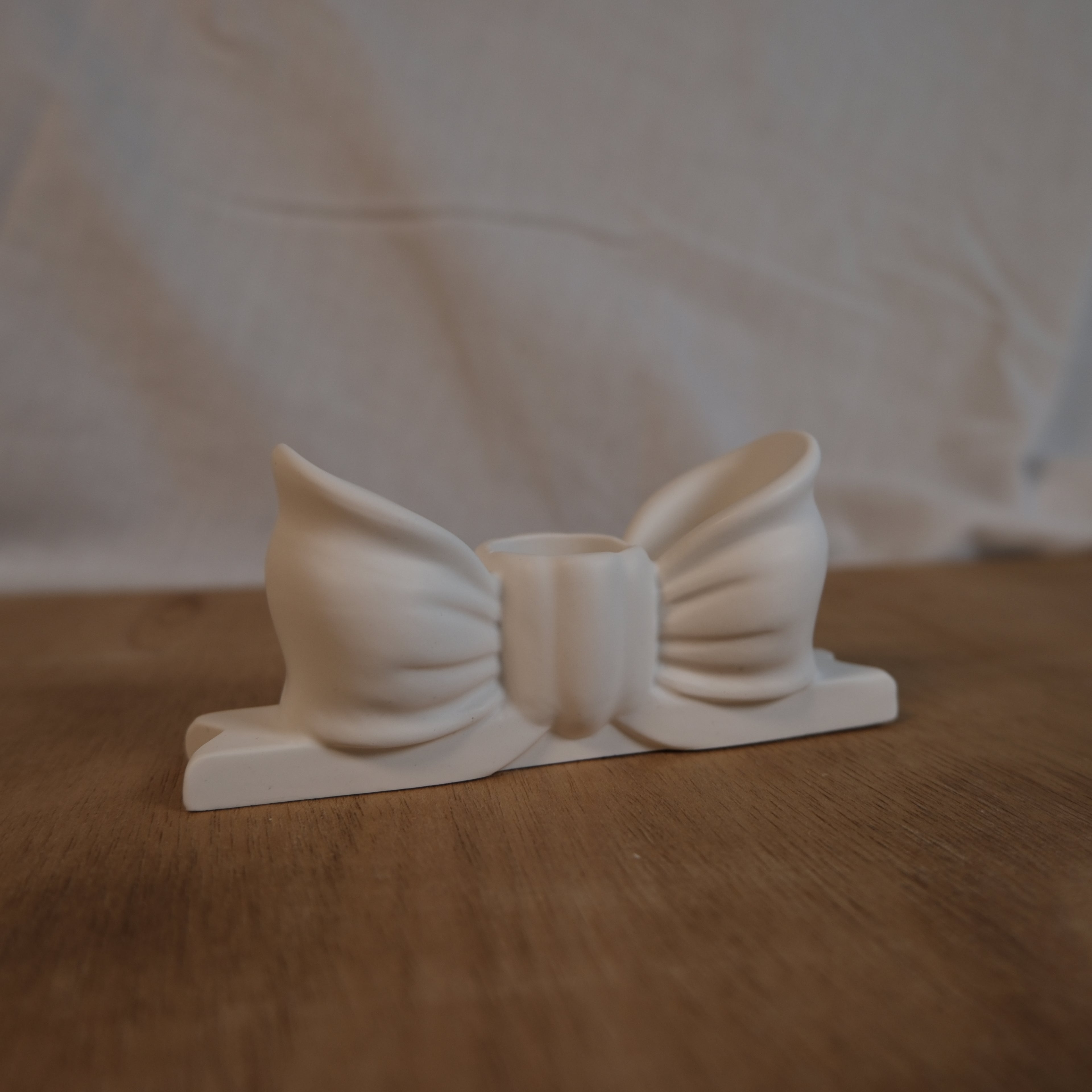 Bow candlestick holder